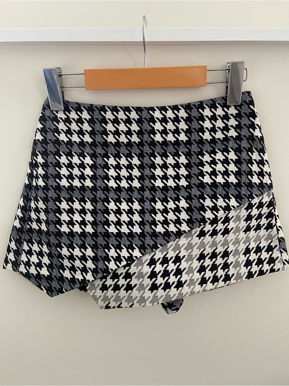 Topshop Black, White and Grey Houndstooth Mini Skort